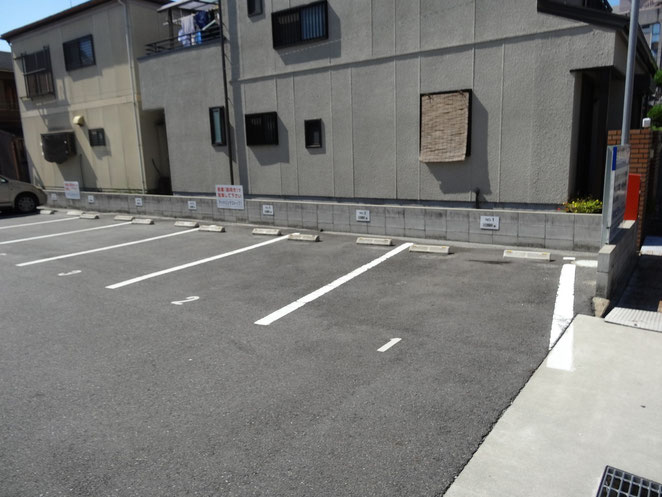 この駐車場の、１番から３番に前向きで駐車ください。無料です！