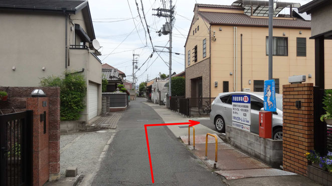 脇道を入ってから右側にある２つ目の駐車場です（黄色のポールが最後に切れたところです）