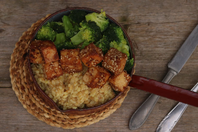 panierter Tofu mit Reis und Gemüse
