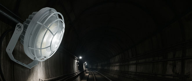 Explosionsgeschützte ATEX LED-Leuchte installiert in einer U-Bahn-Tunnelanlage – optimale Ausleuchtung bei maximaler Sicherheit.