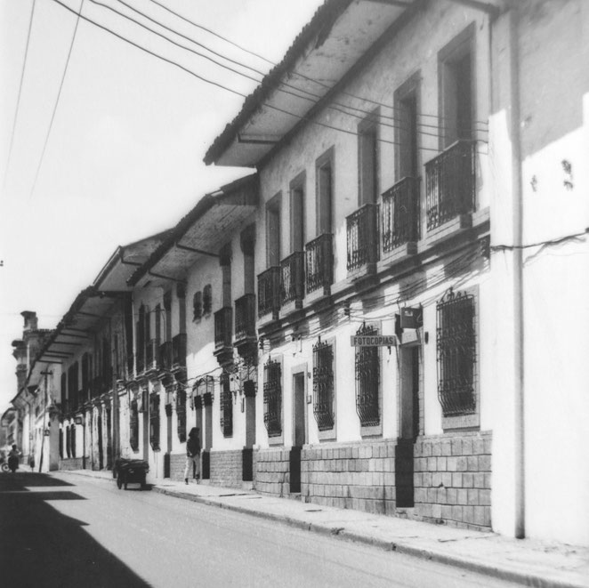 Colombie, Popayán : carrera 8 en 1986, à partir du numéro 3-10 (fotocopias) et église San José au fond