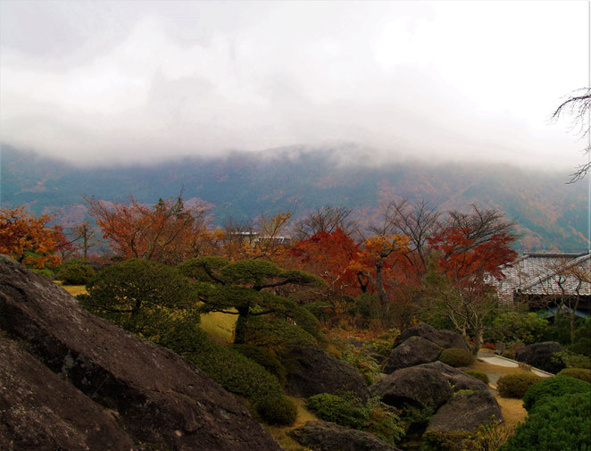 あじさい鍼灸マッサージ治療院　箱根美術館　庭園と箱根の山々