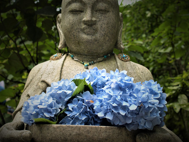 あじさい鍼灸マッサージ治療院　紫陽花を携えた地蔵