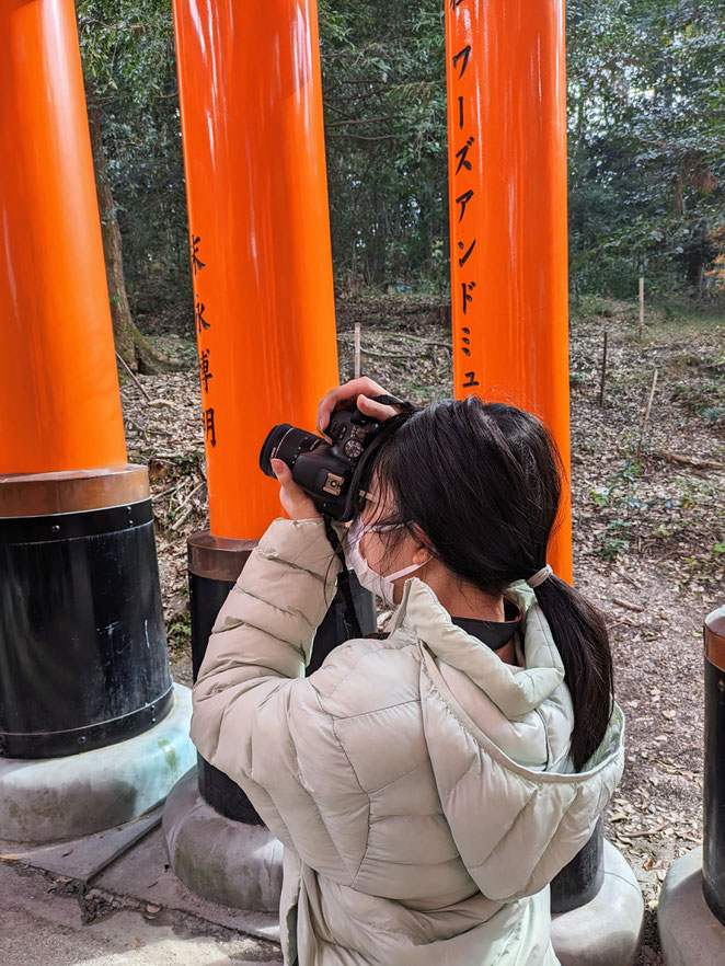 あじさい鍼灸マッサージ治療院　伏見稲荷大社で撮影する長女