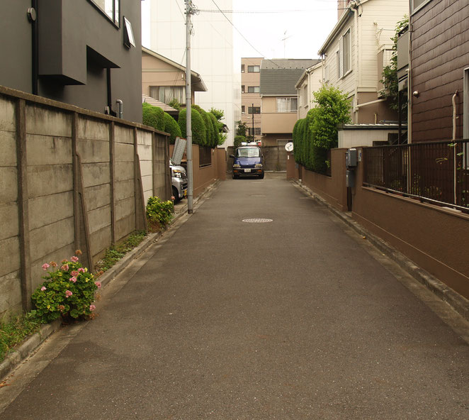 あじさい鍼灸マッサージ治療院前の私道。