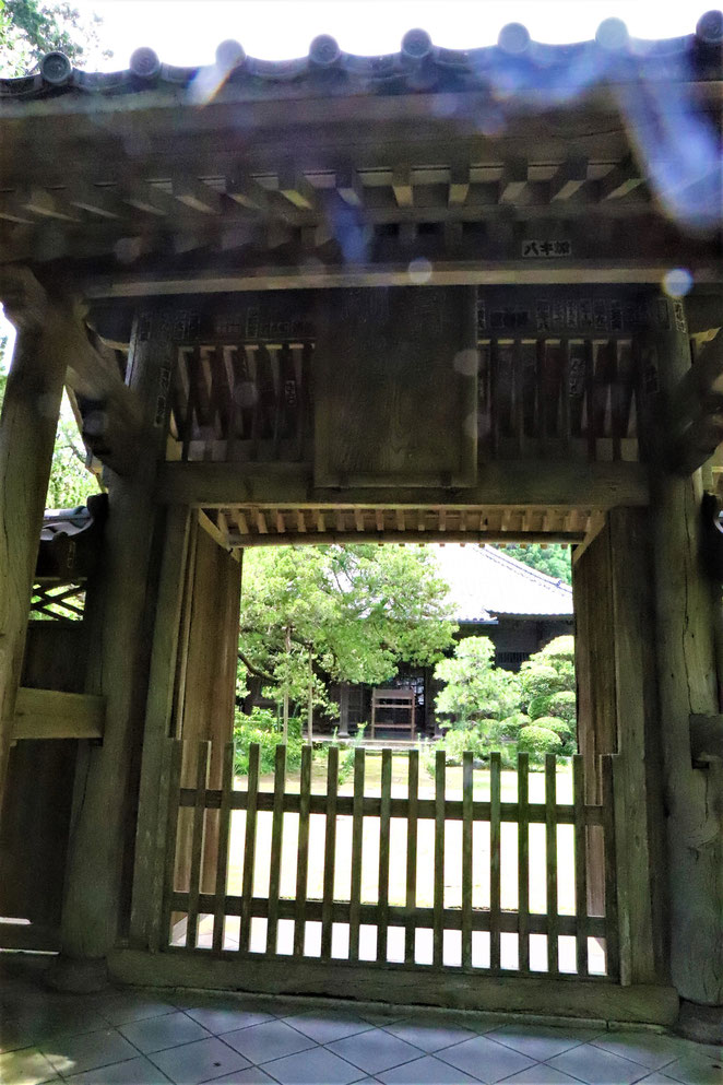 あじさい鍼灸マッサージ治療院　寿福寺の中門