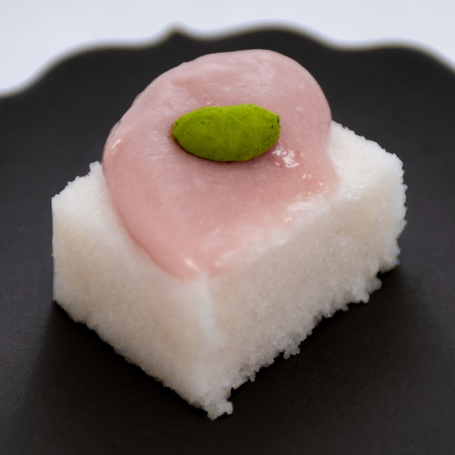 ルビー婚式にルビー餡とイタリア白隠元豆の抹茶甘納豆を軽羹にのせて。。。