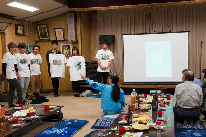 学生さん達が製作した山口大根PRのためのプリントTシャツ（総会にて）。