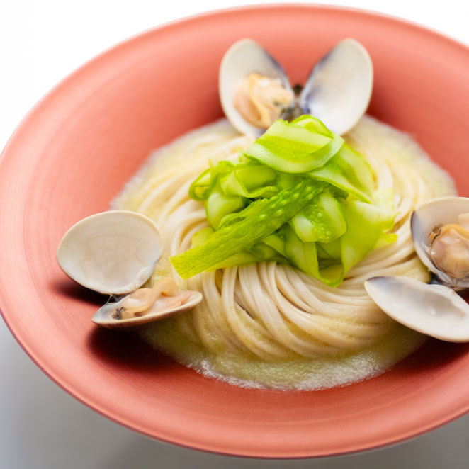 酒蒸し蛤で、うぐいす四葉キュウリの冷汁うどん。。。
