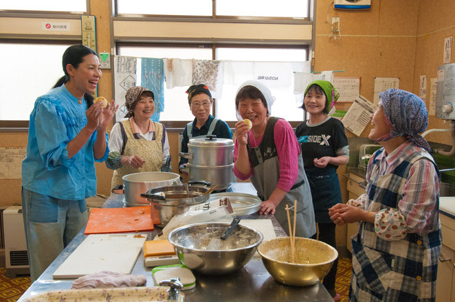 みんなでおやきを作る山口の女性部（総会にて）。