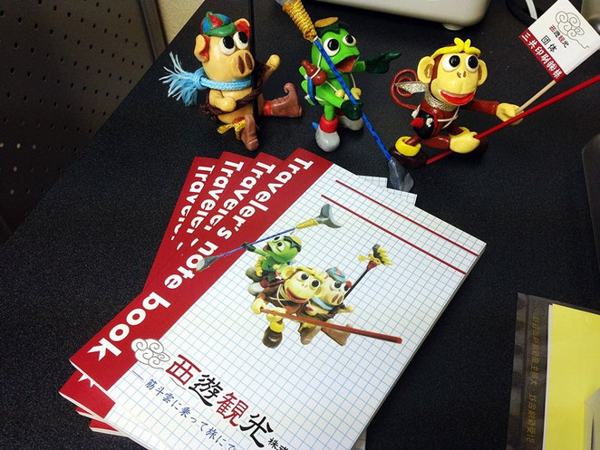 写真上の人形は支社長の手作り人形です。