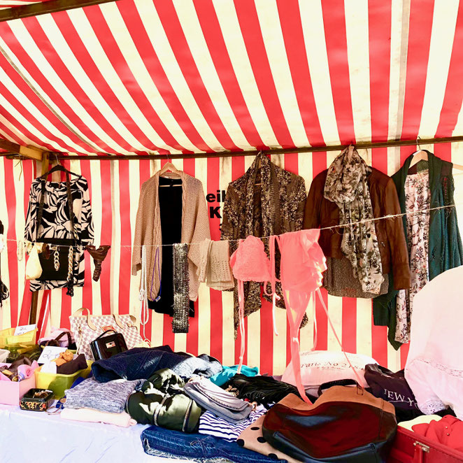 Schon sehr abgegrast mein Stand auf dem Flohmarkt am Marheineckeplatz in der Bergmannstraße – by Kamikatze Design Berlin