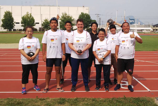 Gruppenbild aller Athleten des Wurf-Camps 2019 in Takamatsu (Design Shirts: M&M Sports)