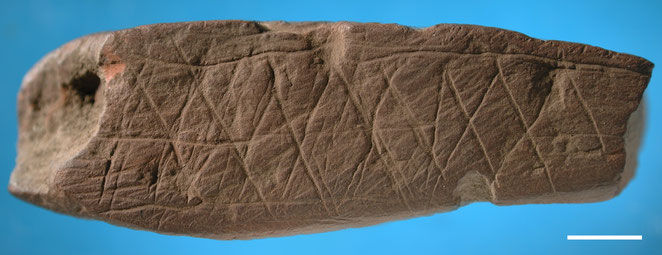 Symboles géométriques gravés de la grotte de Blombos en Afrique du Sud, datant d'il y a 70 000 ans