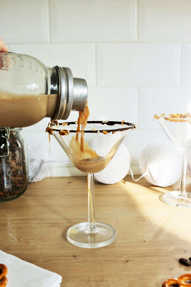 Bild: Espresso Martini Rezept – Cocktail mit kaltem Kaffee und Wodka, der ideale Party Cocktail aufgepeppt mit Salzbretzeln, Schokolade und salted Caramel. // Rezept und Anleitung von partystories.de // #coldbrew #coffeecocktail #Martini #Partyrezept