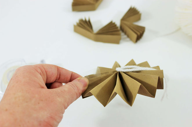 Bild: DIY Adventskalender für Kinder & Pferde-Fans mit dieser Anleitung als Upcycling-Adventskiste ganz einfach und kreativ selber machen. Mit Schritt-für-Schritt Anleitung für Reiterabzeichen. // Partystories.de entdecken! // #diyAdventskalender #Pferde