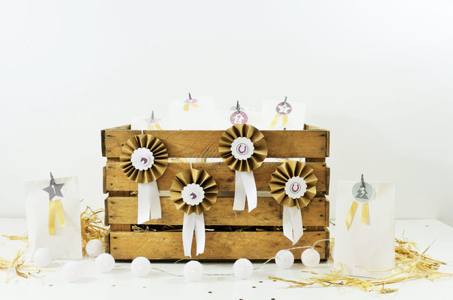 Bild: DIY Adventskalender für Kinder & Pferde-Fans mit dieser Anleitung als Upcycling-Adventskiste ganz einfach und kreativ selber machen. Mit Schritt-für-Schritt Anleitung für Reiterabzeichen. // Partystories.de entdecken! // #diyAdventskalender #Pferde