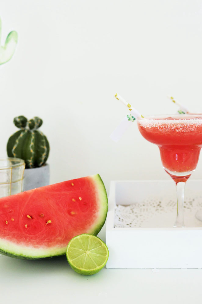 Bild: Einfaches Rezept für leckere fruchtige frozen Margaritas mit Früchten wie Erdbeeren, Wassermelone, Ananas, Pfirsich oder Mangos, der perfekte Drink für eine Party im Sommer; gefunden auf www.partystories.de