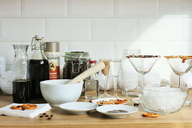 Bild: Espresso Martini Rezept – Cocktail mit kaltem Kaffee und Wodka, der ideale Party Cocktail aufgepeppt mit Salzbretzeln, Schokolade und salted Caramel. // Rezept und Anleitung von partystories.de // #coldbrew #coffeecocktail #Martini #Partyrezept