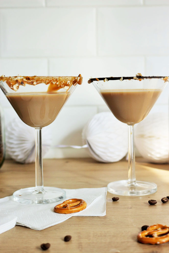 Bild: Espresso Martini Rezept – Cocktail mit kaltem Kaffee und Wodka, der ideale Party Cocktail aufgepeppt mit Salzbretzeln, Schokolade und salted Caramel. // Rezept und Anleitung von partystories.de // #coldbrew #coffeecocktail #Martini #Partyrezept