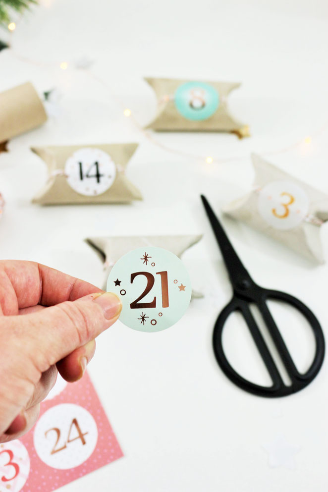 Bild: DIY Upcycling und zero waste Adventskalender gestalten – mit dieser Anleitung ganz einfach, günstig und schnell einen DIY Adventskalender aus Papierrollen selber machen // gefunden auf www.partystories.de // #diyadventskalender #upcycling #zerowaste