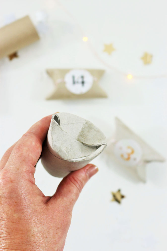 Bild: DIY Upcycling und zero waste Adventskalender gestalten – mit dieser Anleitung ganz einfach, günstig und schnell einen DIY Adventskalender aus Papierrollen selber machen // gefunden auf www.partystories.de // #diyadventskalender #upcycling #zerowaste