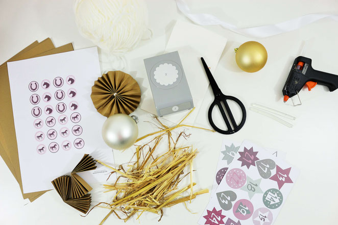 Bild: DIY Adventskalender für Kinder & Pferde-Fans mit dieser Anleitung als Upcycling-Adventskiste ganz einfach und kreativ selber machen. Mit Schritt-für-Schritt Anleitung für Reiterabzeichen. // Partystories.de entdecken! // #diyAdventskalender #Pferde