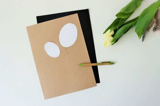 Bild: Grußkarten für Ostern basteln – mit dieser Anleitung und Bastelvorlage für Ostereier, ganz einfach individuelle und kreative Osterkarten selber machen // gefunden auf www.partystories.de // #Ostern #Osterkarte #Bastelvorlage