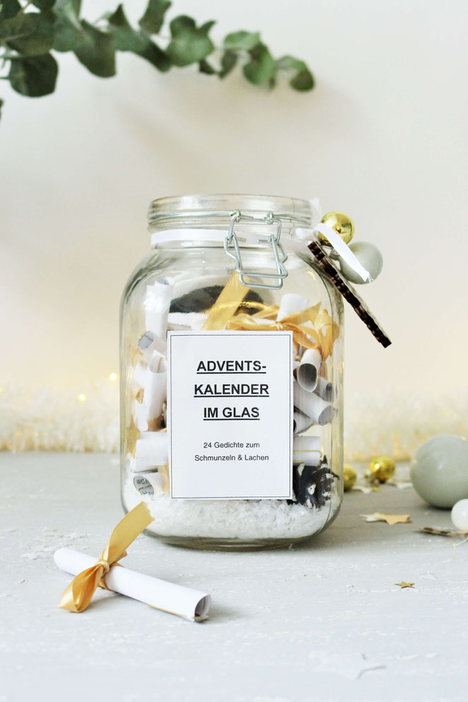 Bild: DIY Adventskalender im Glas to-go selber machen – Upcycling und zerp waste Adventskalender im Drahtbügelglas mit Gedichten und Sprüchen gestalten, ohne Schokolade oder Geschenke // Partystories.de // Blogparade #bloggingaroundthechristmastree