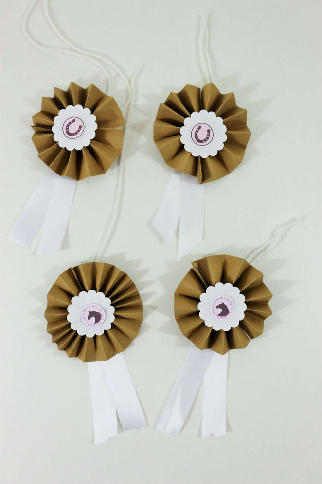 Bild: DIY Adventskalender für Kinder & Pferde-Fans mit dieser Anleitung als Upcycling-Adventskiste ganz einfach und kreativ selber machen. Mit Schritt-für-Schritt Anleitung für Reiterabzeichen. // Partystories.de entdecken! // #diyAdventskalender #Pferde