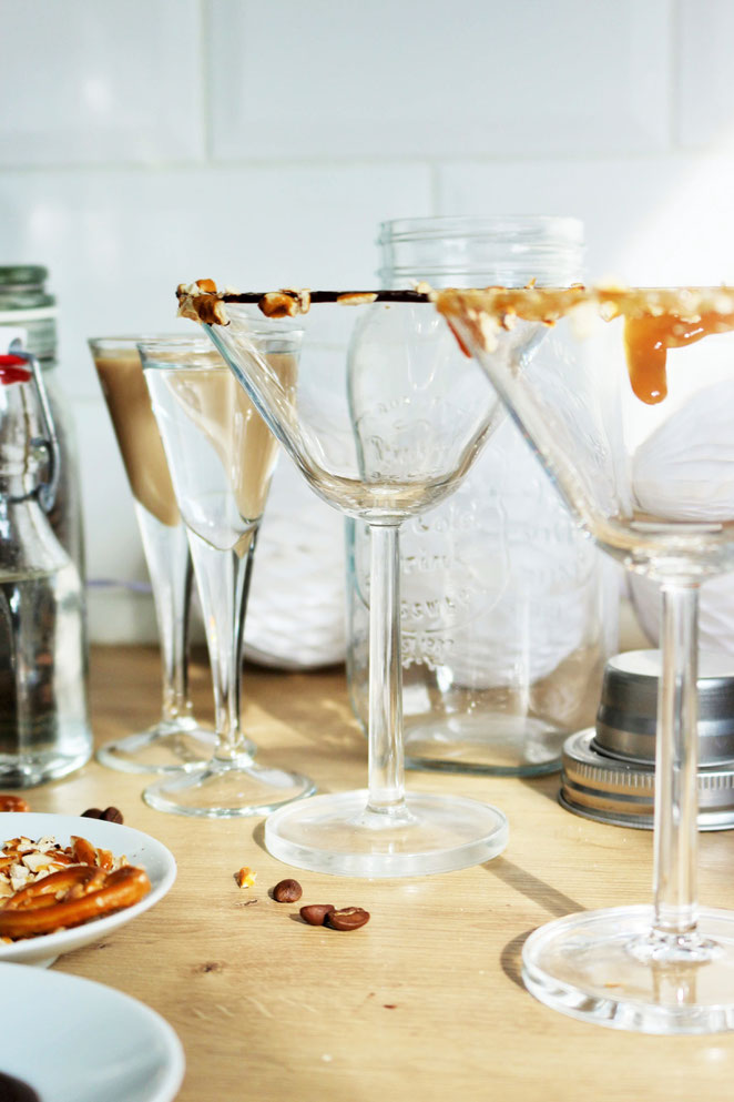 Bild: Espresso Martini Rezept – Cocktail mit kaltem Kaffee und Wodka, der ideale Party Cocktail aufgepeppt mit Salzbretzeln, Schokolade und salted Caramel. // Rezept und Anleitung von partystories.de // #coldbrew #coffeecocktail #Martini #Partyrezept