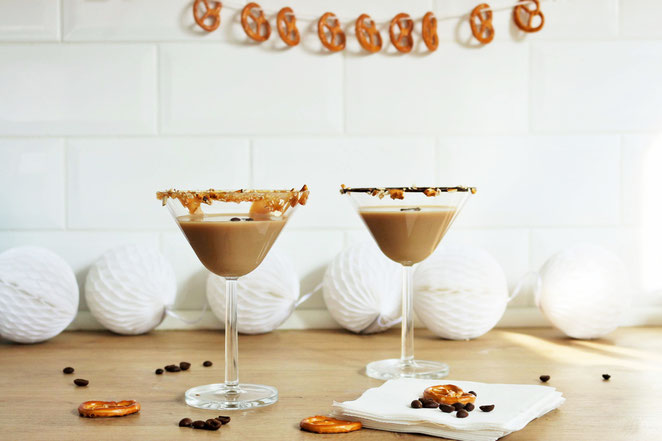 Bild: Espresso Martini Rezept – Cocktail mit kaltem Kaffee und Wodka, der ideale Party Cocktail aufgepeppt mit Salzbretzeln, Schokolade und salted Caramel. // Rezept und Anleitung von partystories.de // #coldbrew #coffeecocktail #Martini #Partyrezept