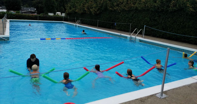 Mit Begeisterung nehmen die Kinder am Schwimmkurs des Fördervereins im Odersbacher Freibad teil.