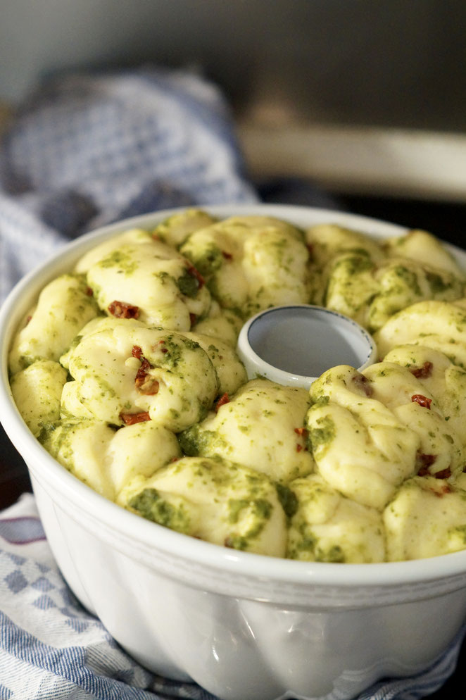 Monkeybread mit getrockneten Tomaten und Pesto