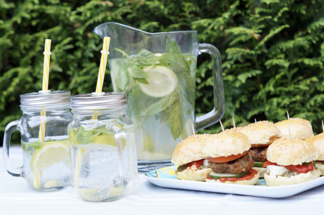 Zitronen-Minze-Wasser und Mini-Burger