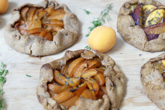 Aprikosen- und Pfirsich-Galettes