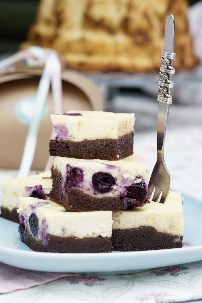 Käsekuchen-Brownies mit Blaubeeren