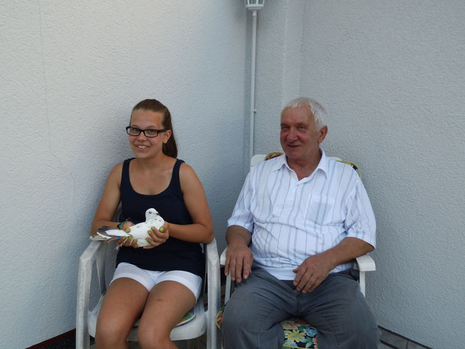 H.J.Skroch mit Enkelin und ihrer Lieblingstaube.