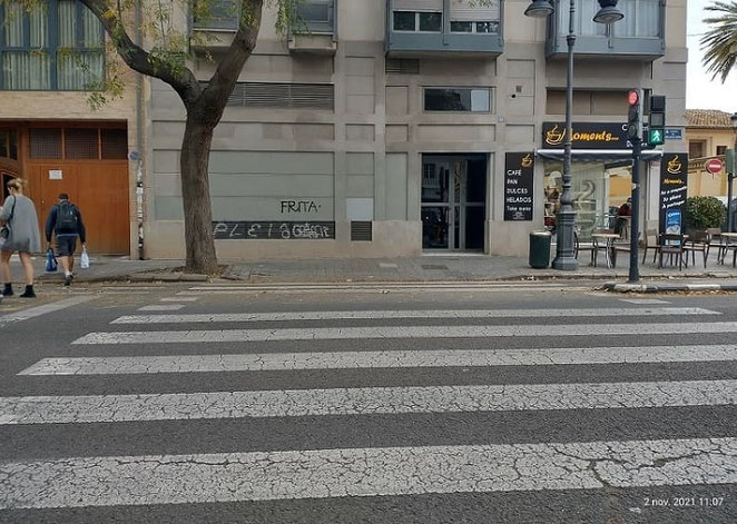 La colocación de contenedores de basura en pasos de peatones o en sus inmediaciones inmediatas está prohibida o desaconsejada, ya que obstruye la visibilidad de conductores y peatones,