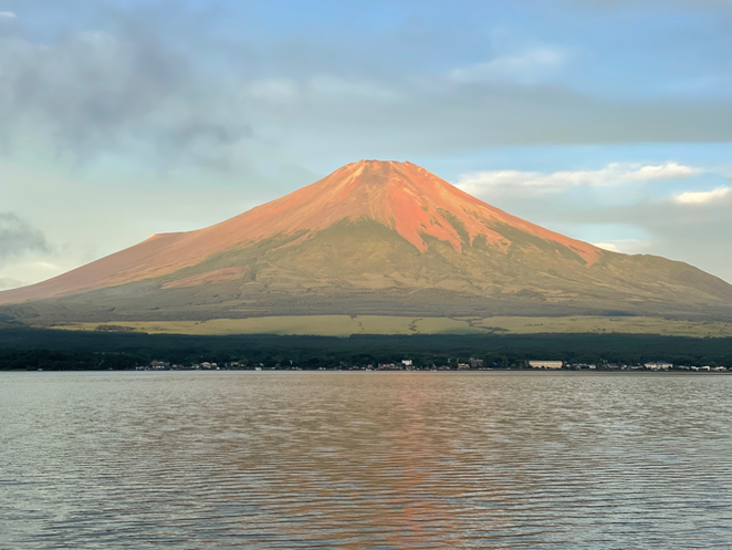 日の出前の夏の富士山は土の部分が赤く染まり「赤富士」と呼ばれています。冬の雪が赤く染まる富士山は「紅富士」だそうです。先日の赤富士です♪