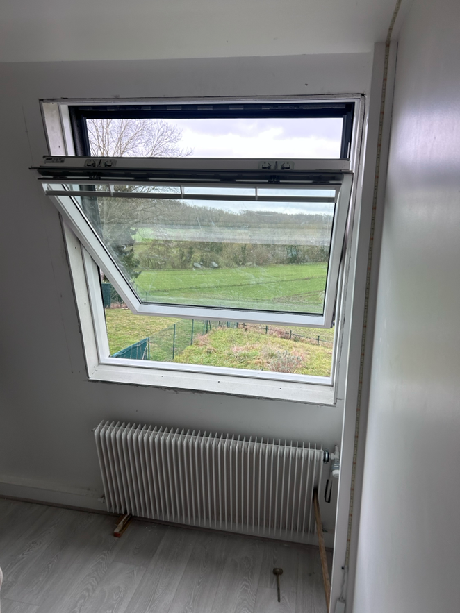 Pose de velux avec volets roulant solaire à Frépillon 