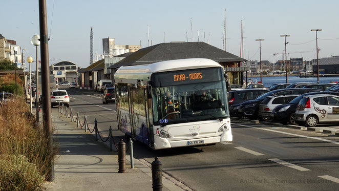 HeuliezBus GX327 du réseau KSMA de Saint-Malo en service sur les lignes structurantes 1, 2 et 3 ; arrivant à son terminus "Intra-Muros". Ce dernier arbore une girouette affichant seulement l'information "Intra-Muros", sans indice de ligne.