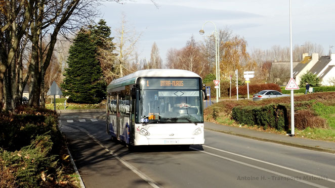 HeuliezBus GX327 du réseau KSMA de Saint-Malo Agglomération engagé sur la ligne 2 en direction de la Madeleine, vu peu après l'avant-dernier arrêt, Launay Breton.