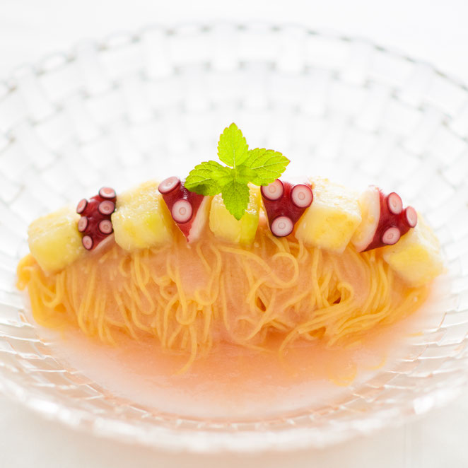 泉州水茄子と桃の摺流しで冷製カペッリーニ。