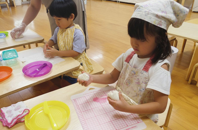 幼稚園児クラス　月見団子の生地を練っています