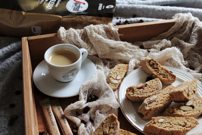 Espresso von Segafredo mit Cantuccini auf einem Tablett