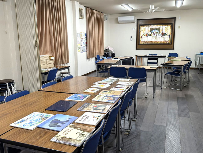 「とまり木」を行うお部屋です。奥の方の席で行っています。手前の机の上にはグリーフケア関連の絵本をご紹介。