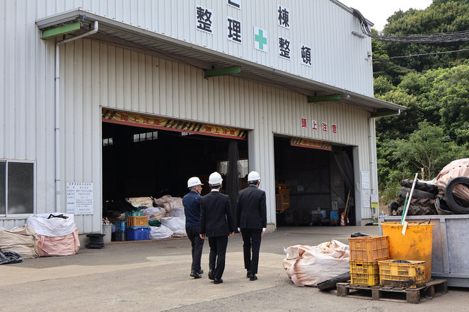 総務部長の案内に耳を傾ける学生たち