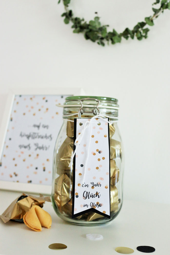 Bild: DIY Geschenkidee, ein Jahr Glück im Glas, HEMA Glückskekse, gefunden auf Partystories.de