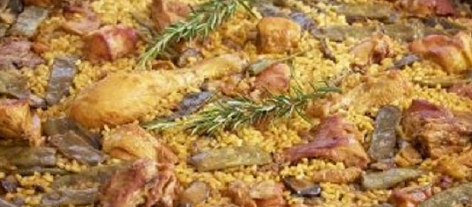 Paella Valenciana: Elaborada con arroz, conejo, pollo, judía verde, garrafón (una variedad de alubia) y azafrán, es el plato más emblemático.